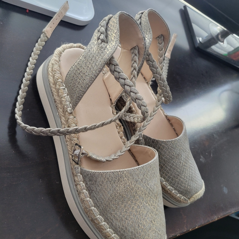 Beautiful Jlo Espadrilles shoes - Picture 3 of 4